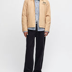 Chaqueta DEUS EX MACHINA Address Workwear Dijon Tan — vista completa con modelo