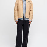 Chaqueta DEUS EX MACHINA Address Workwear Dijon Tan — vista completa con modelo