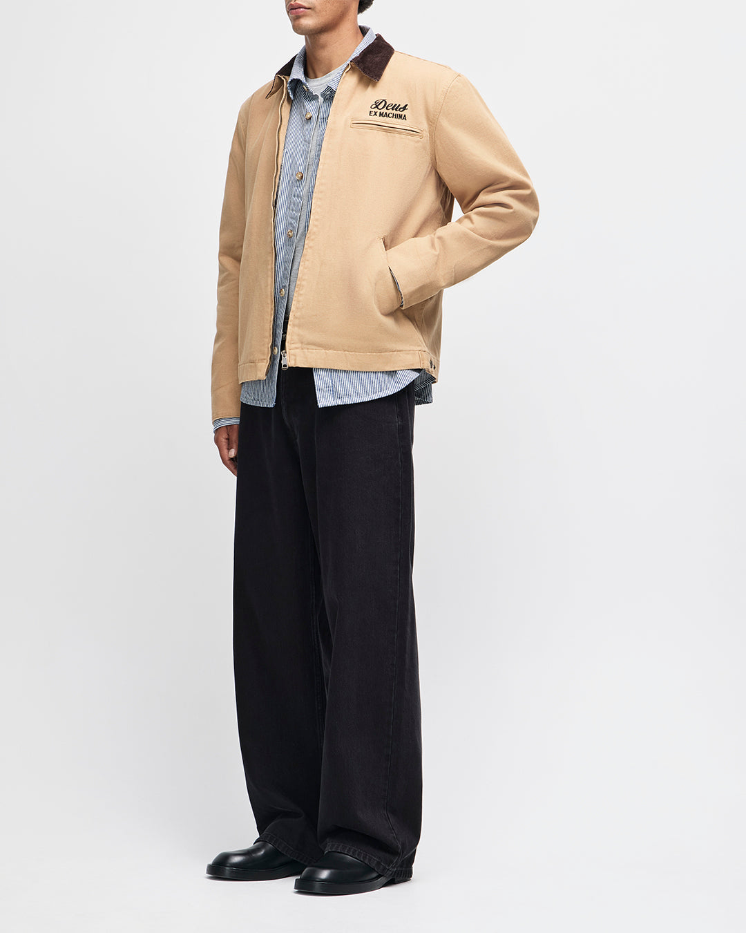Chaqueta DEUS EX MACHINA Address Workwear Dijon Tan — vista lateral con modelo