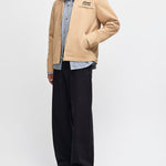 Chaqueta DEUS EX MACHINA Address Workwear Dijon Tan — vista lateral con modelo