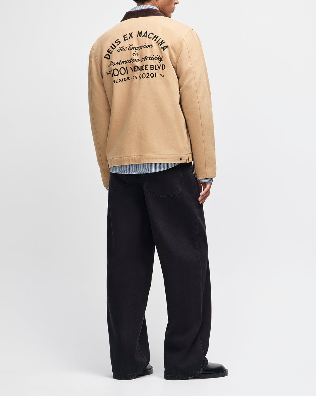 Chaqueta DEUS EX MACHINA Address Workwear Dijon Tan — vista posterior con modelo