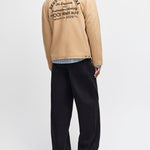 Chaqueta DEUS EX MACHINA Address Workwear Dijon Tan — vista posterior con modelo