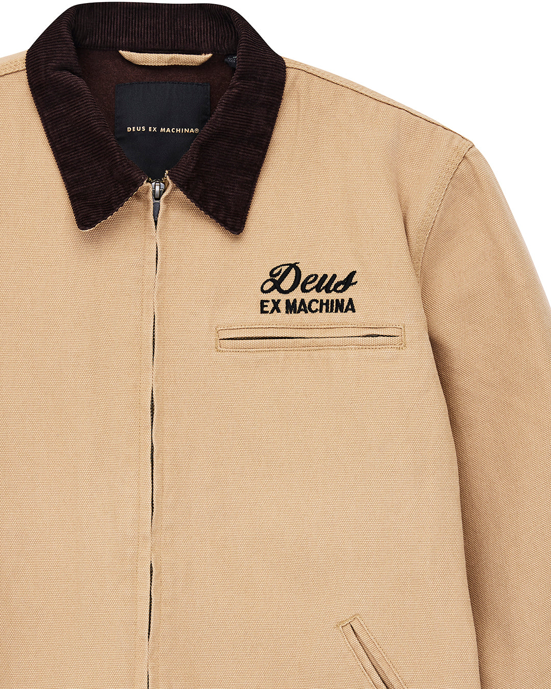 Chaqueta DEUS EX MACHINA Address Workwear Dijon Tan — detalle del cuello y bordado frontal
