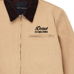 Chaqueta DEUS EX MACHINA Address Workwear Dijon Tan — detalle del cuello y bordado frontal