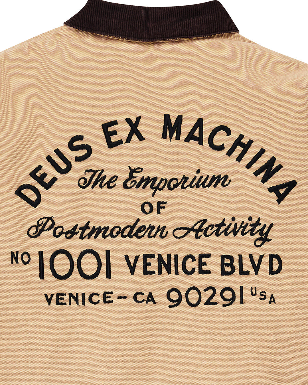 Chaqueta DEUS EX MACHINA Address Workwear Dijon Tan — detalle del bordado de espalda