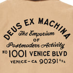 Chaqueta DEUS EX MACHINA Address Workwear Dijon Tan — detalle del bordado de espalda