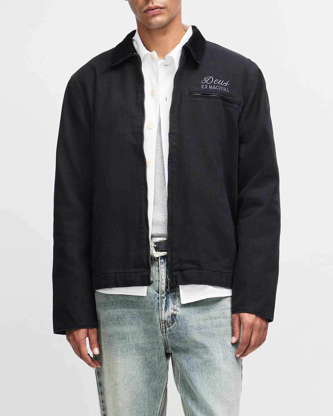 Chaqueta DEUS EX MACHINA Address Workwear negra — frontal con modelo