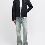 Chaqueta DEUS EX MACHINA Address Workwear negra — vista lateral con modelo
