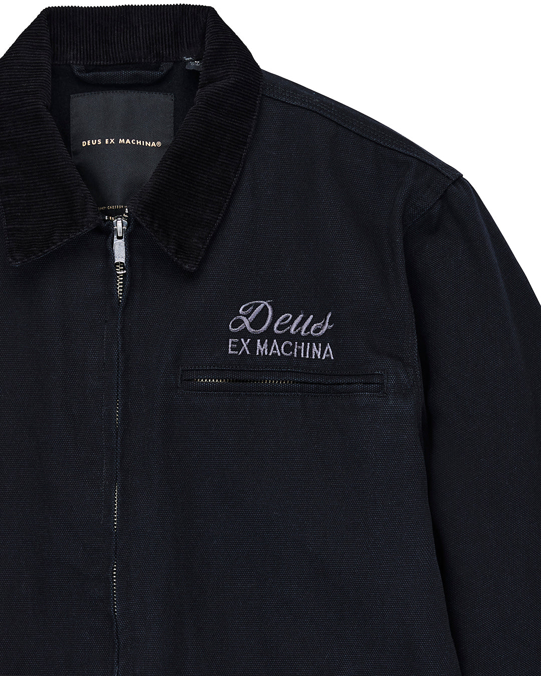 Chaqueta DEUS EX MACHINA Address Workwear negra — detalle del cuello y bordado frontal