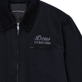Chaqueta DEUS EX MACHINA Address Workwear negra — detalle del cuello y bordado frontal