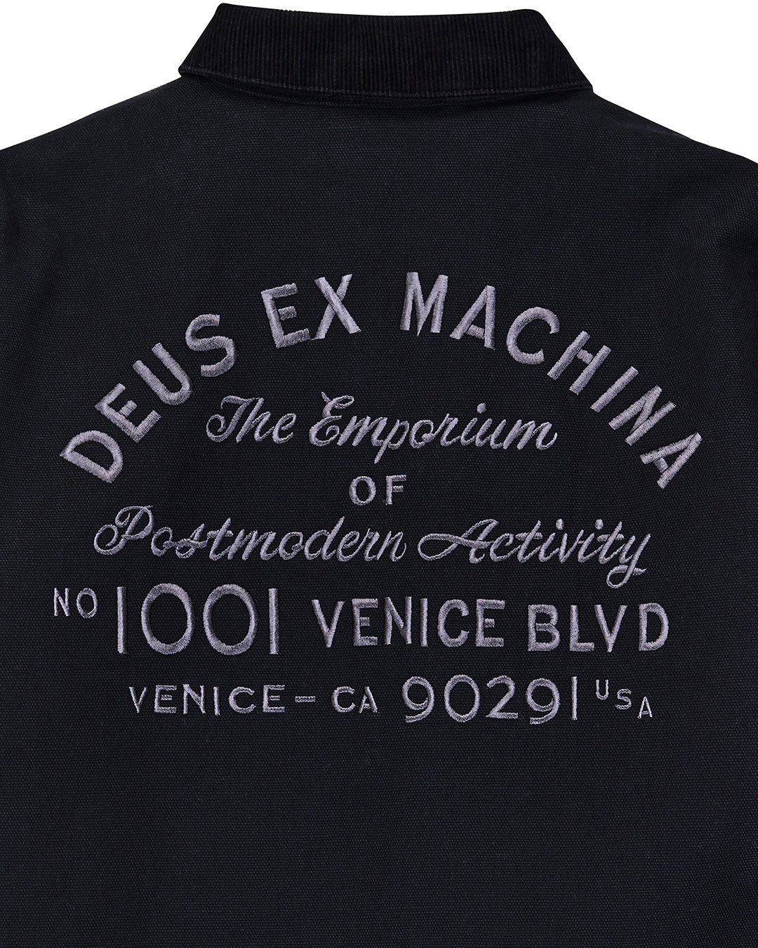 Chaqueta DEUS EX MACHINA Address Workwear negra — detalle del bordado de espalda