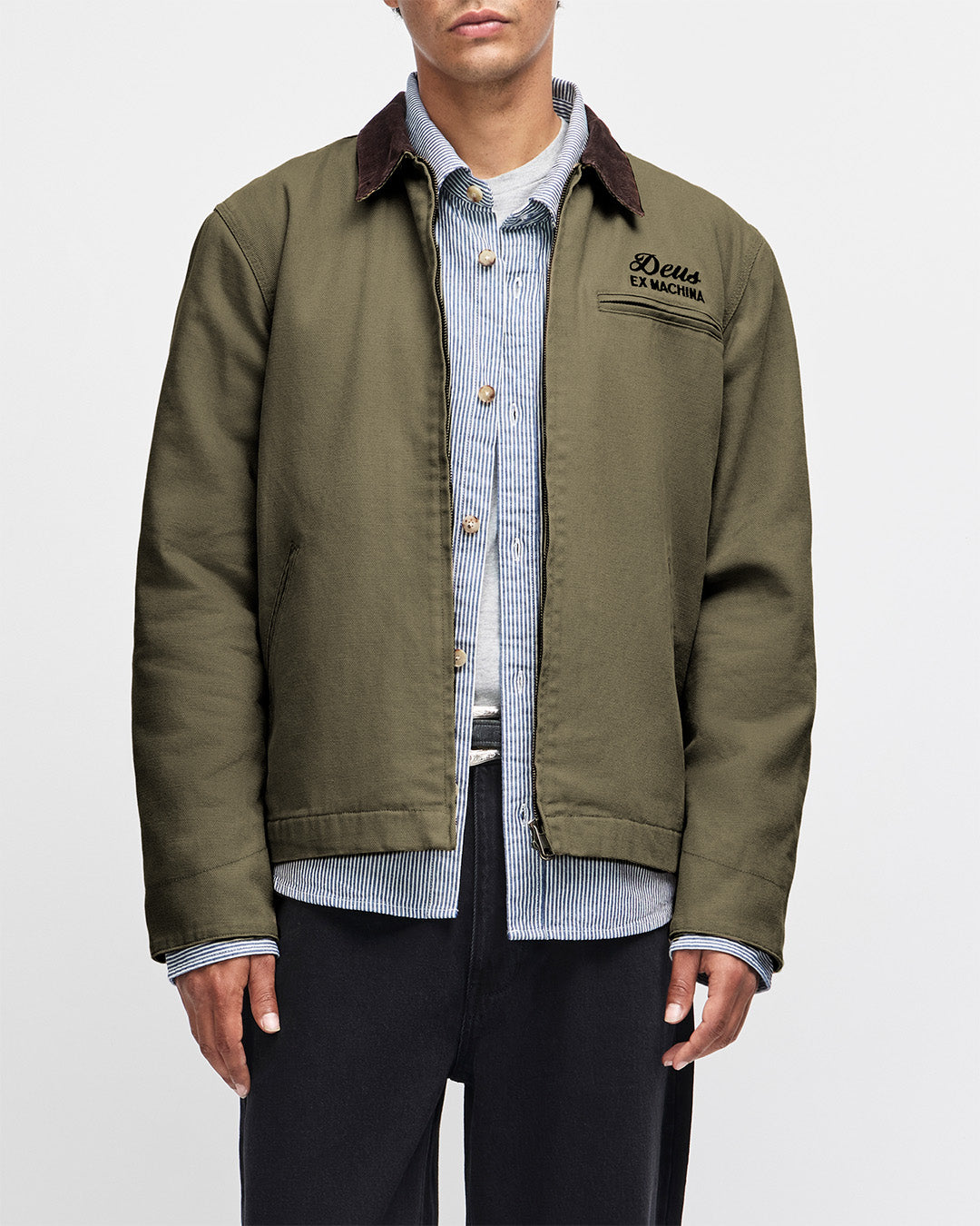 Chaqueta DEUS EX MACHINA Address Workwear verde oliva — frontal con modelo