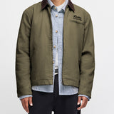 Chaqueta DEUS EX MACHINA Address Workwear verde oliva — frontal con modelo