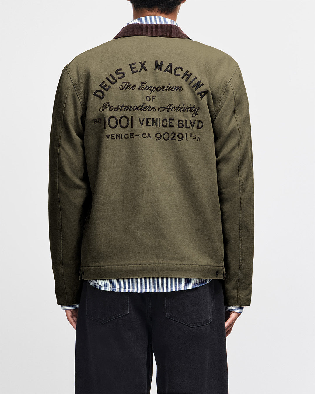 Chaqueta DEUS EX MACHINA Address Workwear verde oliva — espalda con modelo
