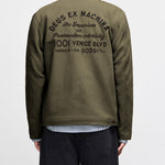 Chaqueta DEUS EX MACHINA Address Workwear verde oliva — espalda con modelo