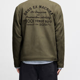 Chaqueta DEUS EX MACHINA Address Workwear verde oliva — espalda con modelo
