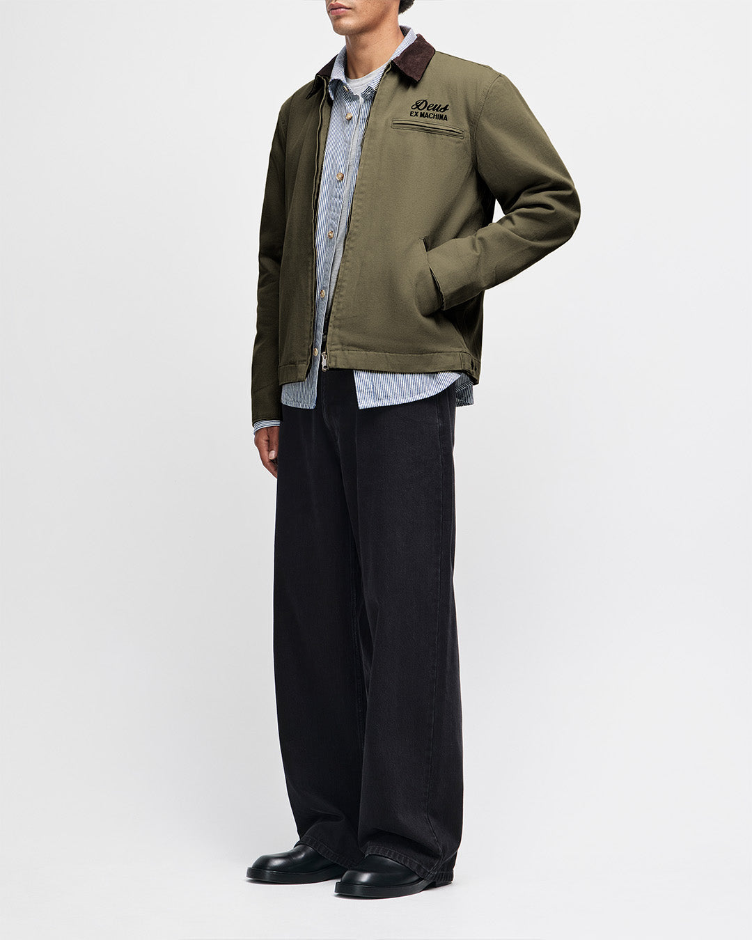 Chaqueta DEUS EX MACHINA Address Workwear verde oliva — vista completa con modelo