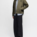 Chaqueta DEUS EX MACHINA Address Workwear verde oliva — vista completa con modelo
