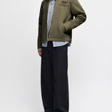 Chaqueta DEUS EX MACHINA Address Workwear verde oliva — vista completa con modelo
