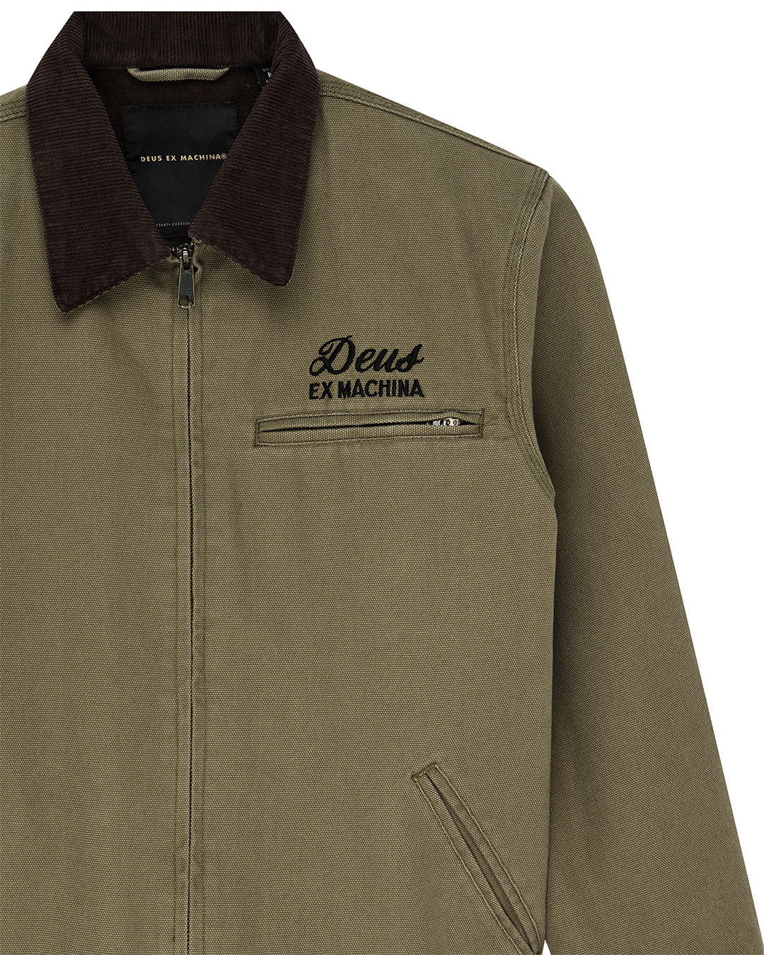 Chaqueta DEUS EX MACHINA Address Workwear verde oliva — detalle del cuello y el bordado frontal