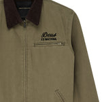 Chaqueta DEUS EX MACHINA Address Workwear verde oliva — detalle del cuello y el bordado frontal