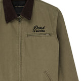 Chaqueta DEUS EX MACHINA Address Workwear verde oliva — detalle del cuello y el bordado frontal