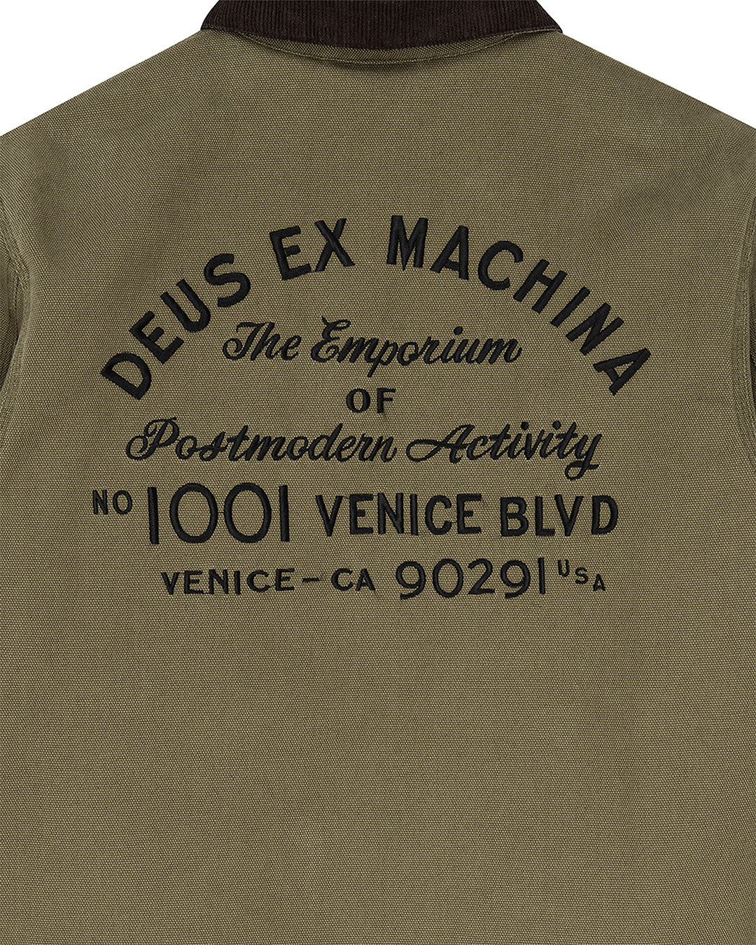 Chaqueta DEUS EX MACHINA Address Workwear verde oliva — detalle del bordado Address de espalda