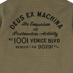 Chaqueta DEUS EX MACHINA Address Workwear verde oliva — detalle del bordado Address de espalda