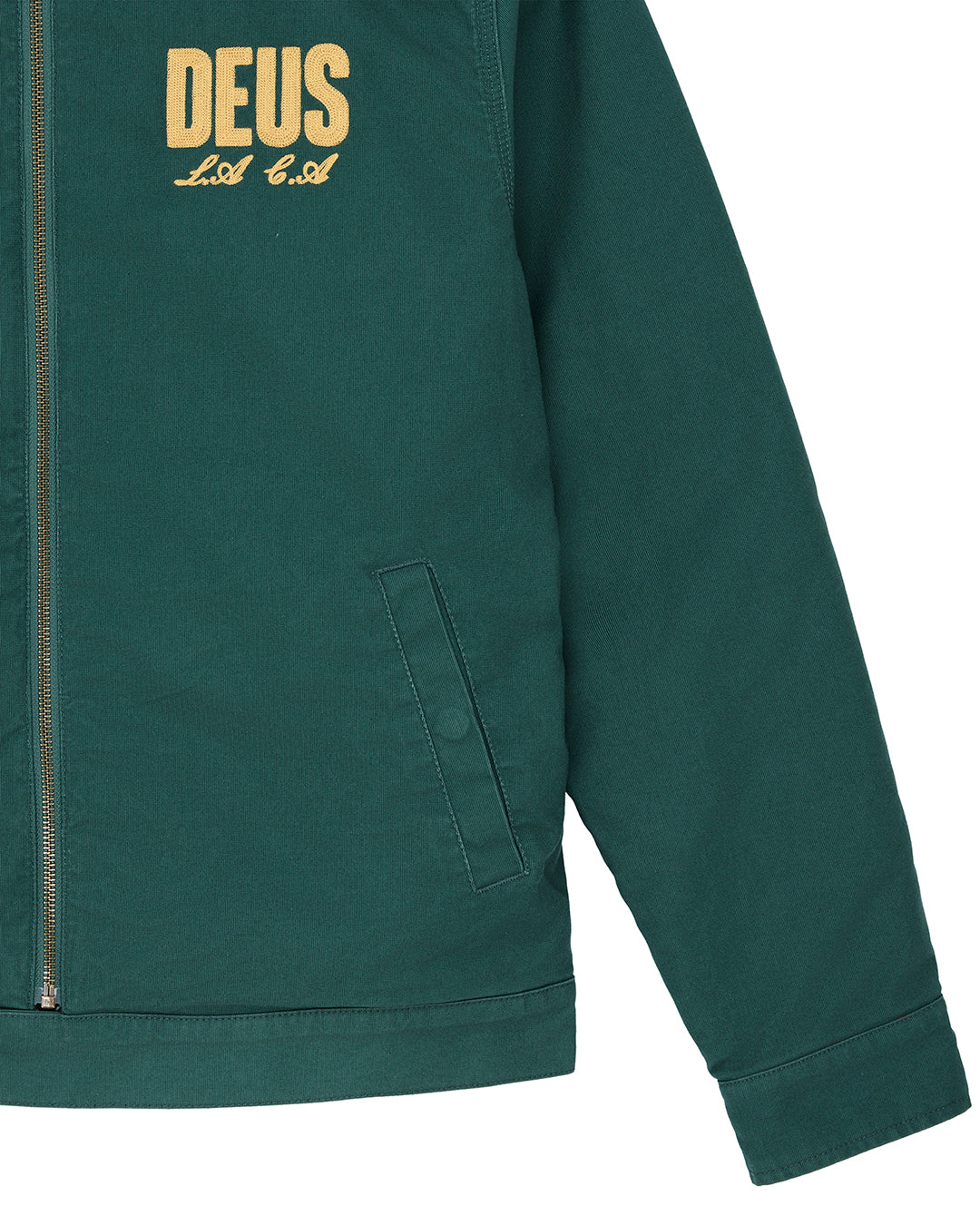 Chaqueta DEUS EX MACHINA Cutaway Racing Green — detalle del bordado frontal y bolsillo
