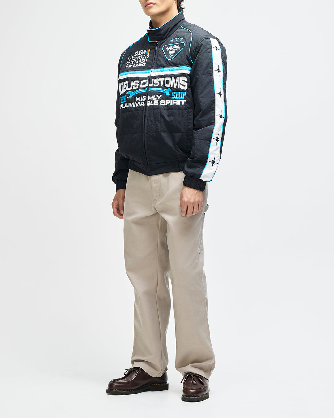Chaqueta DEUS EX MACHINA Trife Life negra — vista lateral con modelo