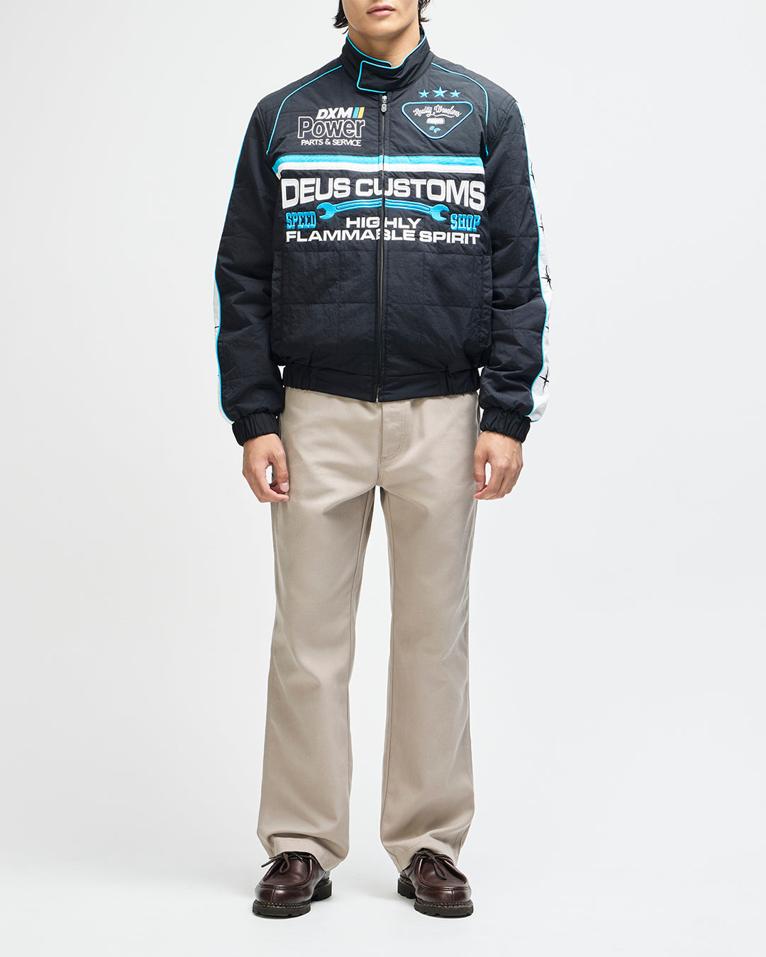 Chaqueta DEUS EX MACHINA Trife Life negra — vista completa con modelo