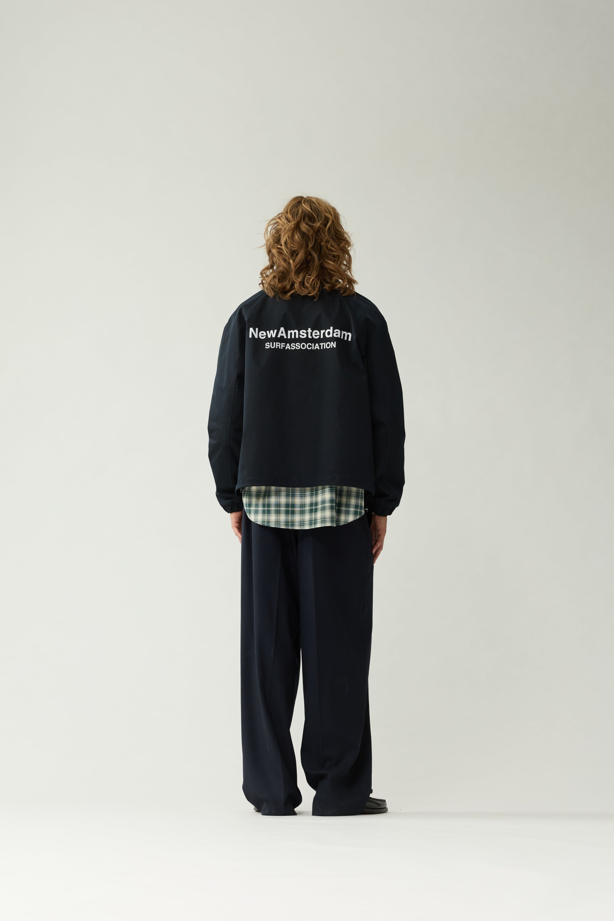 Chaqueta NEW AMSTERDAM Coach Night con modelo, vista 4