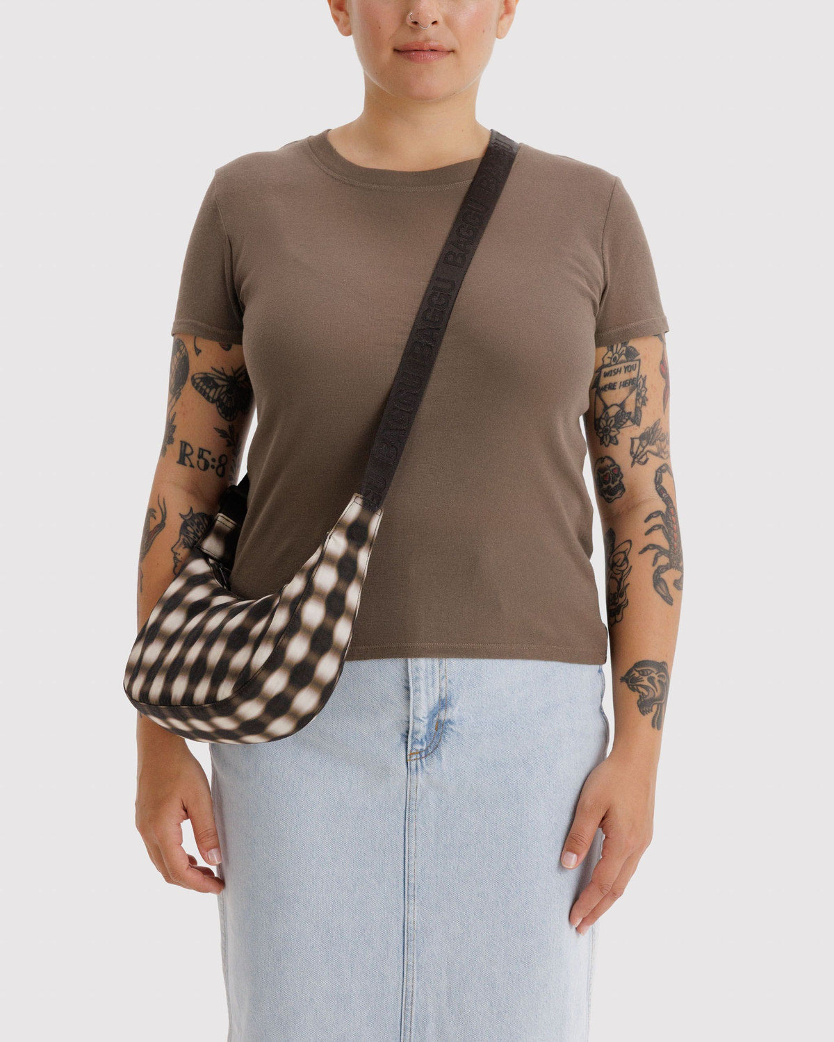 Bolso BAGGU Small Nylon Crescent Blurred Gingham Brown
