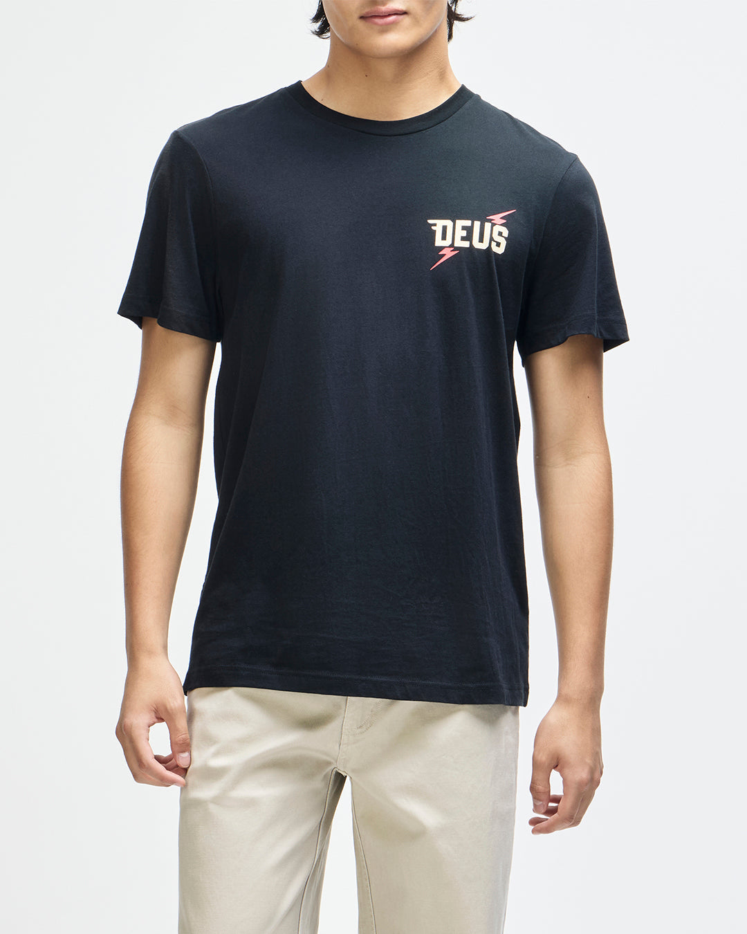 Camiseta DEUS EX MACHINA Global Spark Black — fotografía oficial con modelo