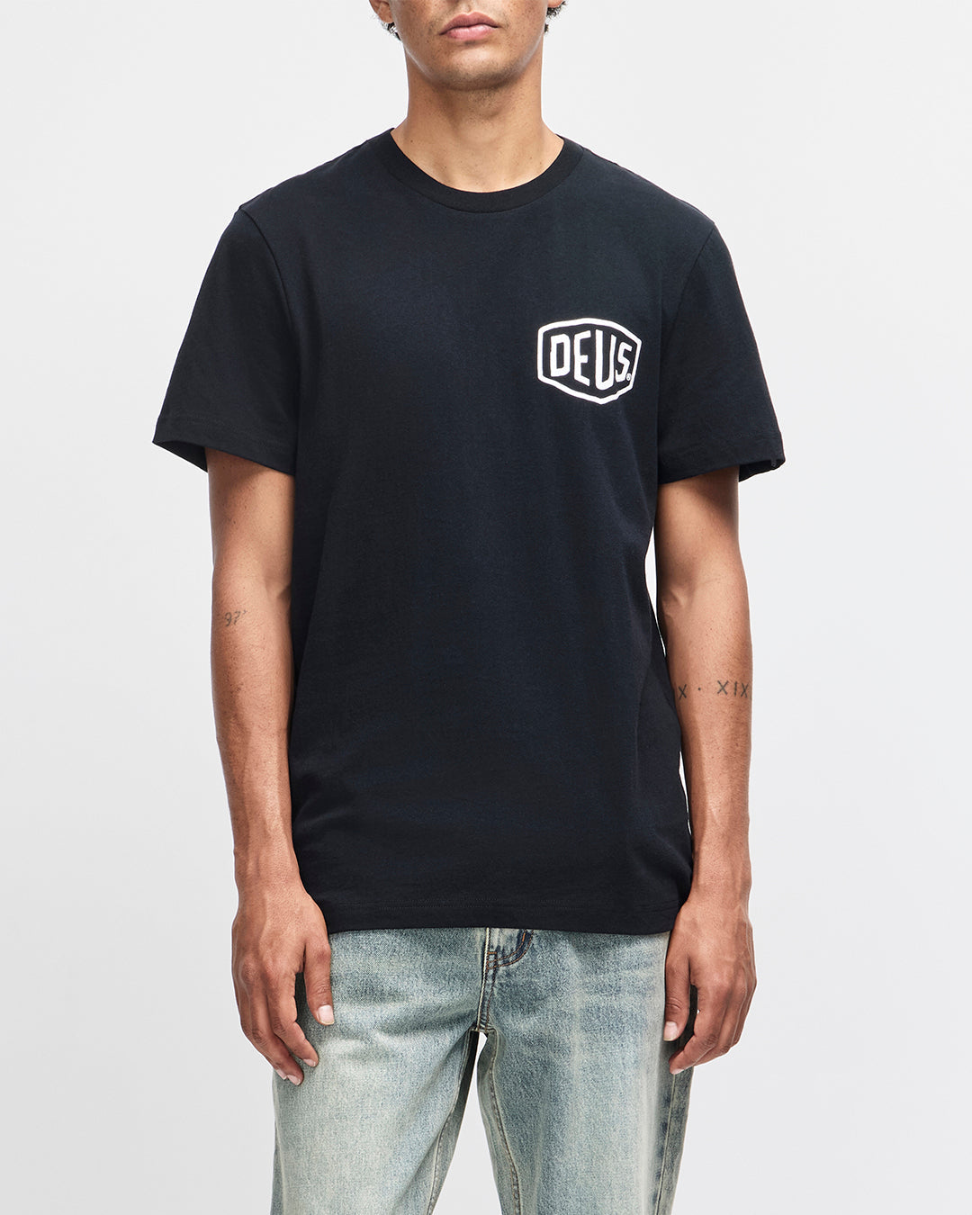 Camiseta DEUS Camperdown Address Black - foto oficial 1