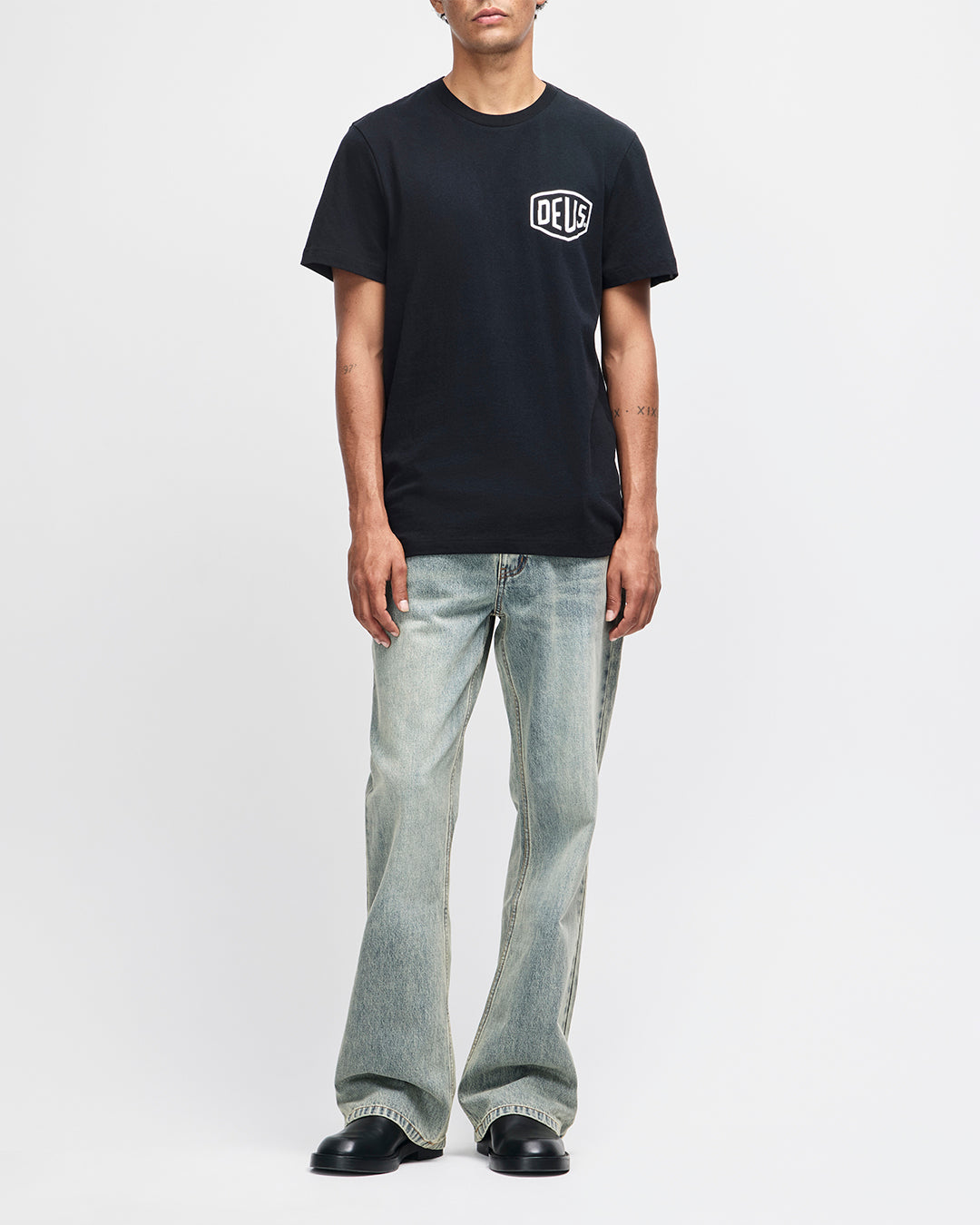 Camiseta DEUS Camperdown Address Black - foto oficial 5