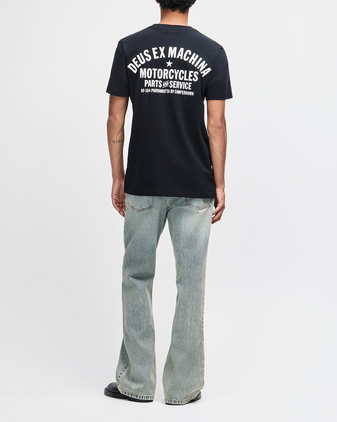 Camiseta DEUS Camperdown Address Black - foto oficial 6