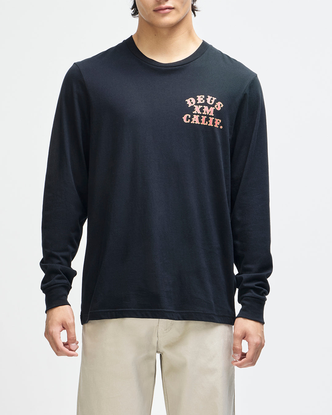 Camiseta DEUS EX MACHINA Quick Strike Manga Larga Black — fotografía oficial con modelo