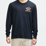 Camiseta DEUS EX MACHINA Quick Strike Manga Larga Black — fotografía oficial con modelo