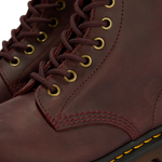 Detalle piel Crazy Horse y ojales Dr. Martens 1460 Cherry Red