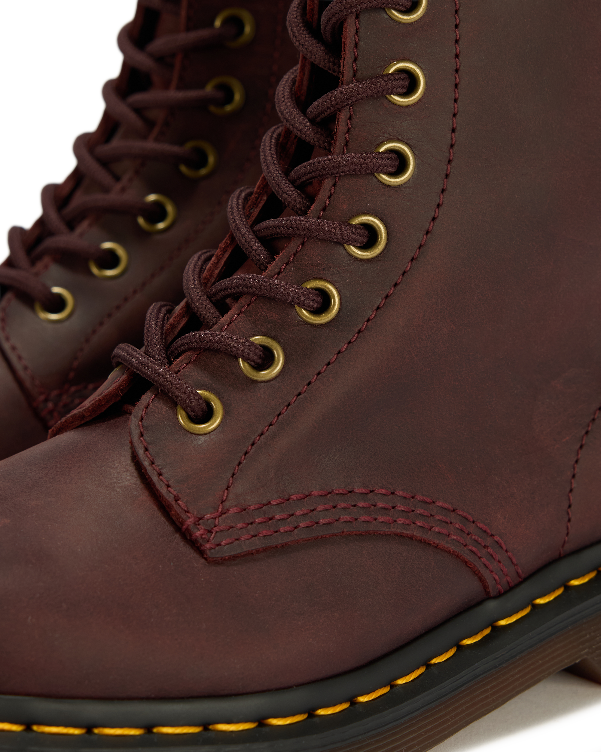 Detalle piel Crazy Horse y ojales Dr. Martens 1460 Cherry Red