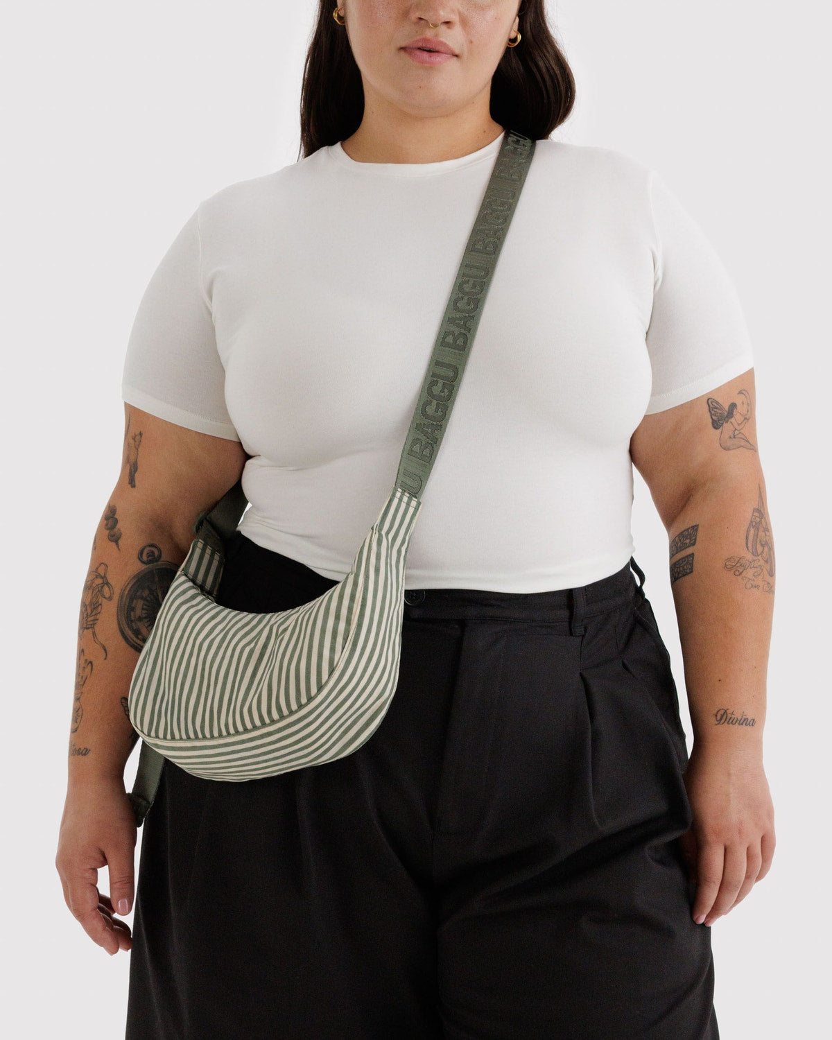 Bolso BAGGU Small Nylon Crescent Sage Stripe