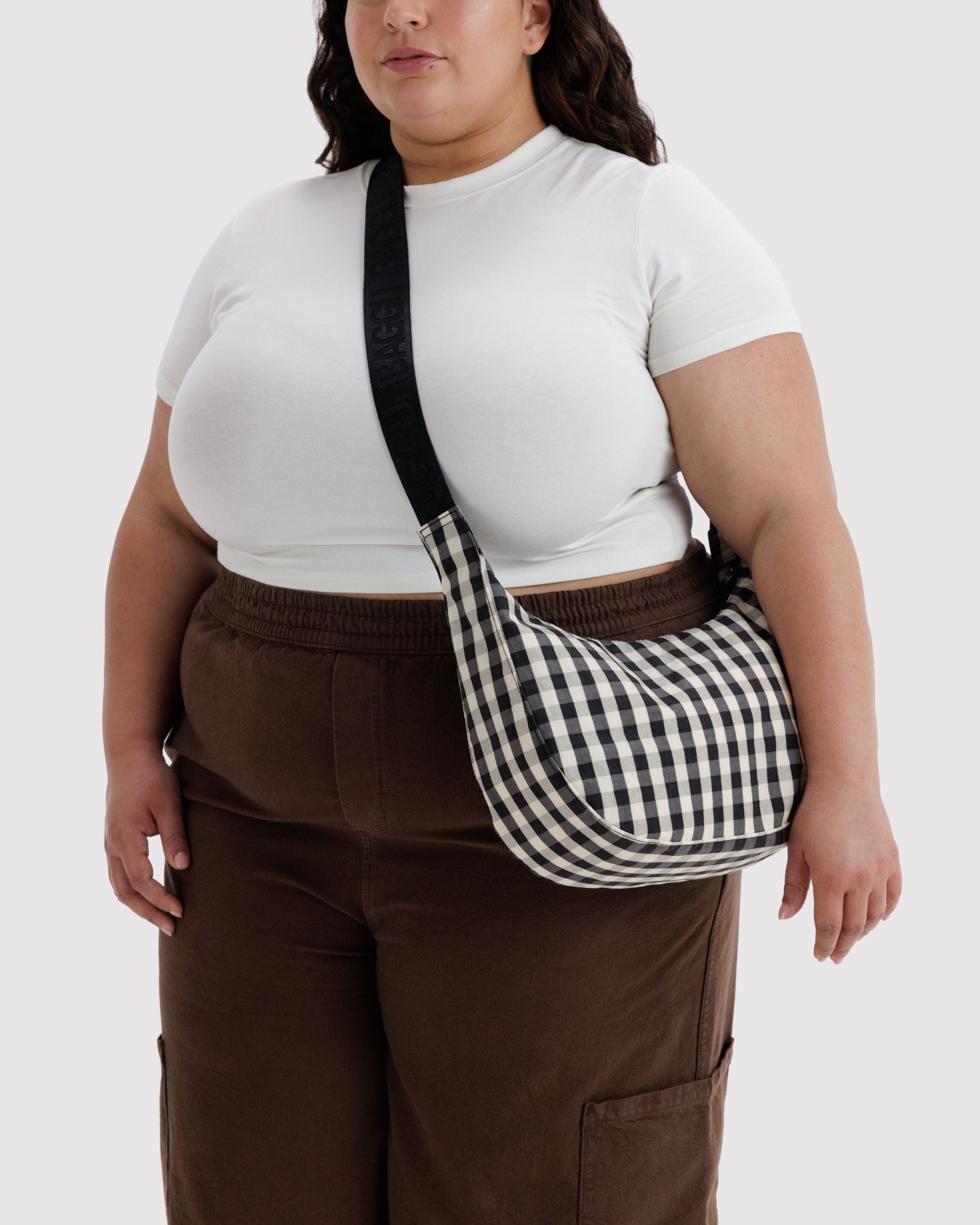 Bolso BAGGU Medium Nylon Crescent Black and Cream Gingham
