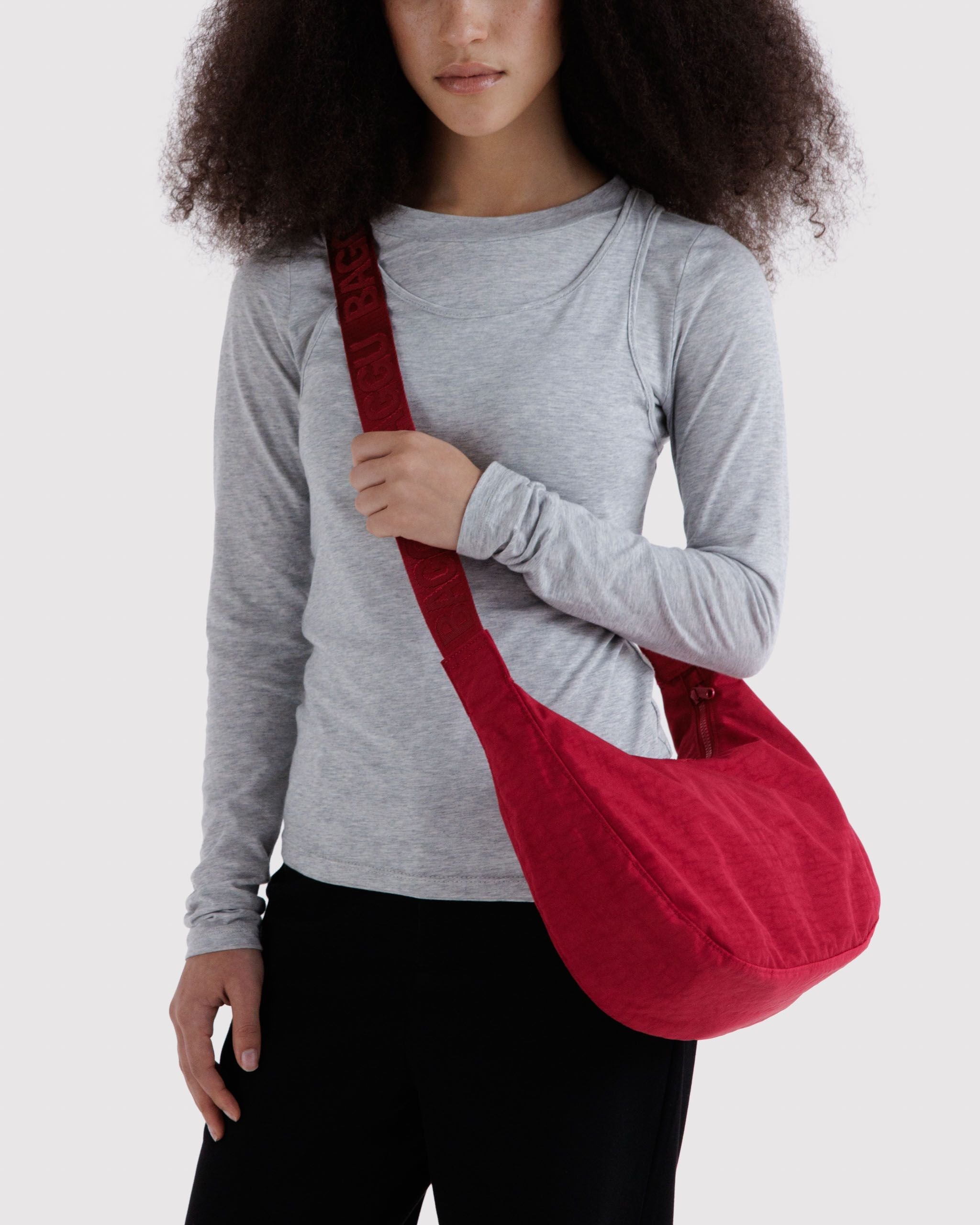 Bolso BAGGU Medium Nylon Crescent Cherry