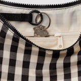 Bolso BAGGU Medium Nylon Crescent Black and Cream Gingham