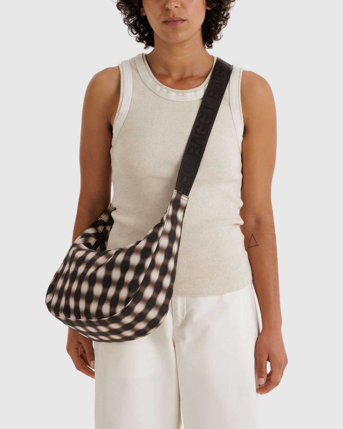 Bolso BAGGU Medium Nylon Crescent Blurred Gingham Brown