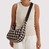Bolso BAGGU Medium Nylon Crescent Blurred Gingham Brown