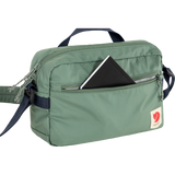 FJÄLLRÄVEN High Coast Crossbody Patina Green detalle bolsillo frontal