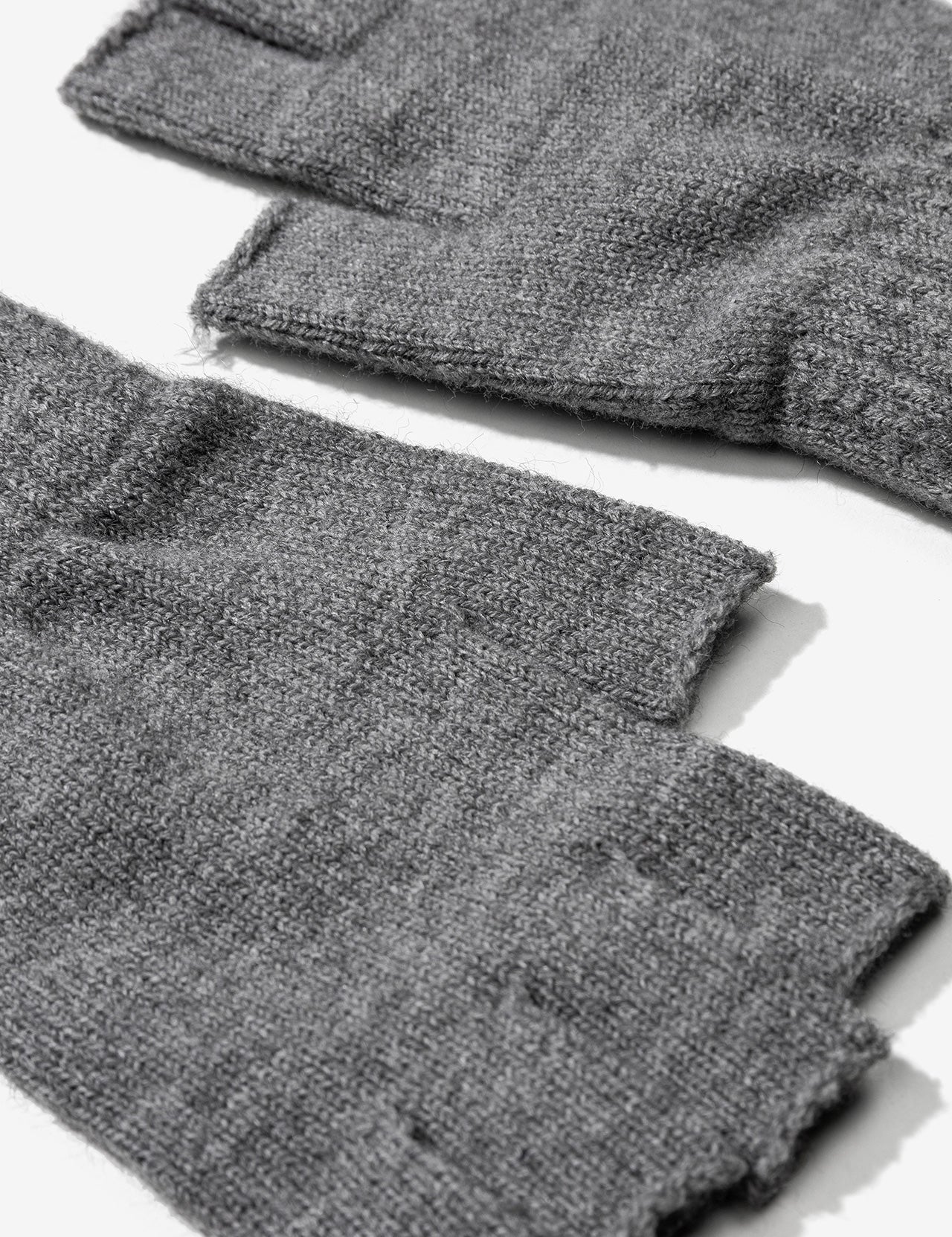 Guantes sin dedos TIFFOSI Dallas grises — detalle del tejido y acabado