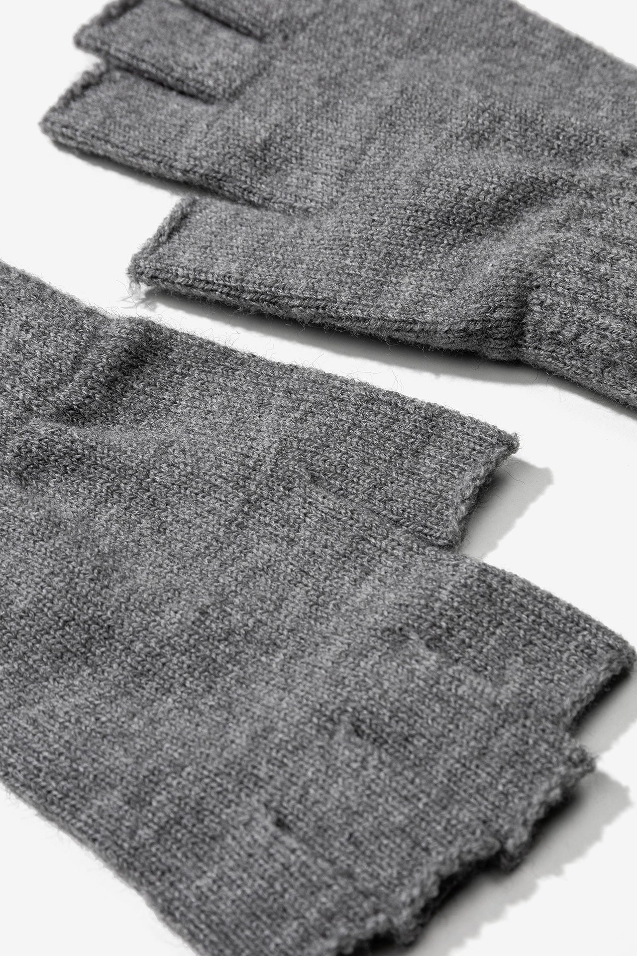 Guantes sin dedos TIFFOSI Dallas grises — detalle del tejido y acabado